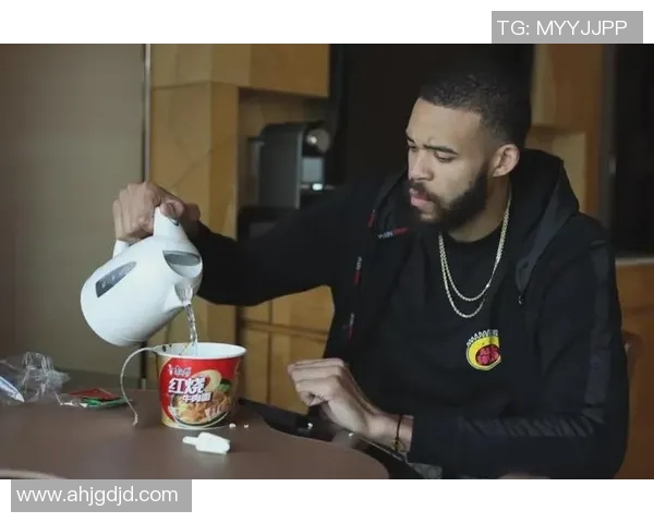 四冠中锋提前备战新赛季展现冠军气质与决心 四冠中锋提前备战新赛季展现冠军气质与决心