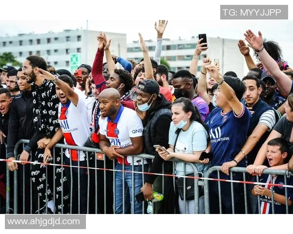 巴黎球迷大巴深夜抛锚高速上80人被困数小时等待救援