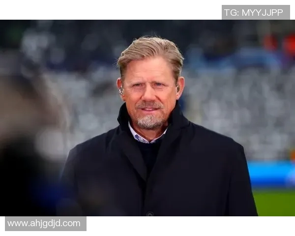 英媒报道小舒梅切尔赛前发现球门高度异常紧急调整确保比赛顺利进行