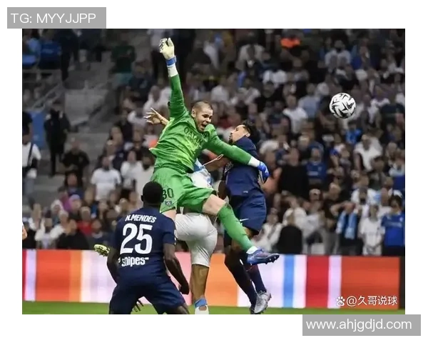 马赛后卫阿格德机场遭球迷袭击险遭扇脸事件引发关注 马赛后卫阿格德机场遭球迷袭击险遭扇脸事件引发关注