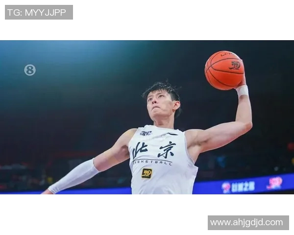 蔡老板昨晚与曾凡博击掌鼓励并嘱咐教练多给予他上场机会 蔡老板昨晚与曾凡博击掌鼓励并嘱咐教练多给予他上场机会