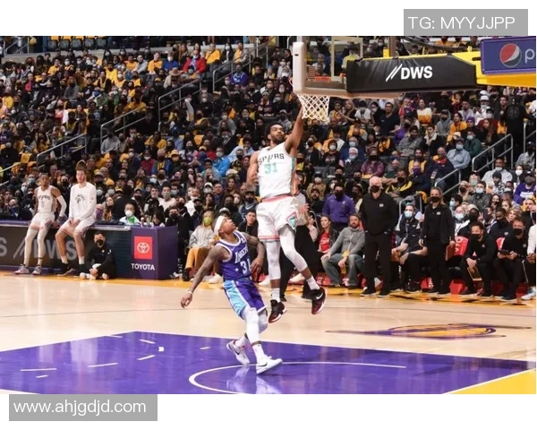 三球短暂出战15分钟高效表现三分球命中率50贡献11分2篮板3助攻