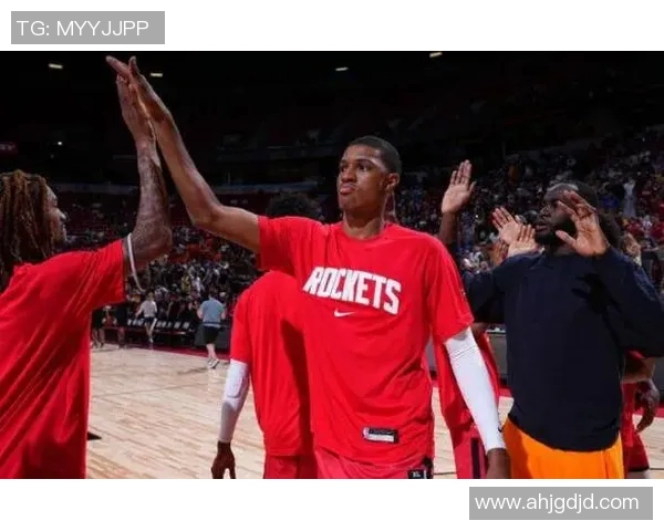 贾巴里史密斯日常穿搭引发关注时尚风潮致敬小帅气质