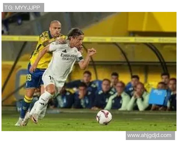 佩德里拼抢维尼修斯球衣遭黄牌皇马反击精彩瞬间回顾