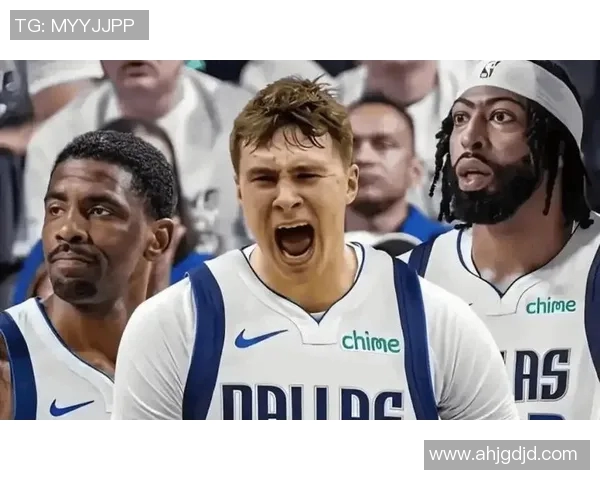 里斯三分球表现惊艳砍下12分助力球队逆转卫冕冠军更衣室庆祝热烈