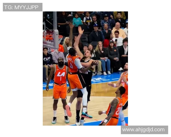 约基奇谈新赛季新队员加入期待球队崭新开局与突破表现