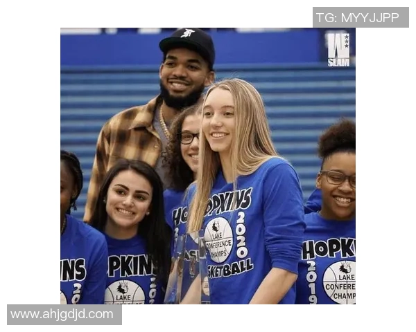 UCLA球员频繁受伤引发关注女队医身材引热议 UCLA球员频繁受伤引发关注女队医身材引热议