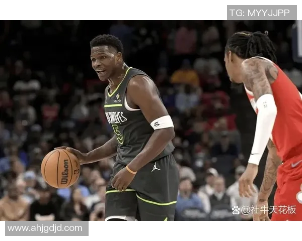 爱德华兹状态火热连续五场得分30以上场均372分命中率高达561三分命中率接近49