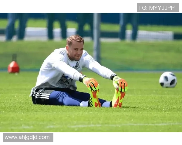 诺伊尔因手指关节囊受伤佩戴特制四指手套积极恢复状态