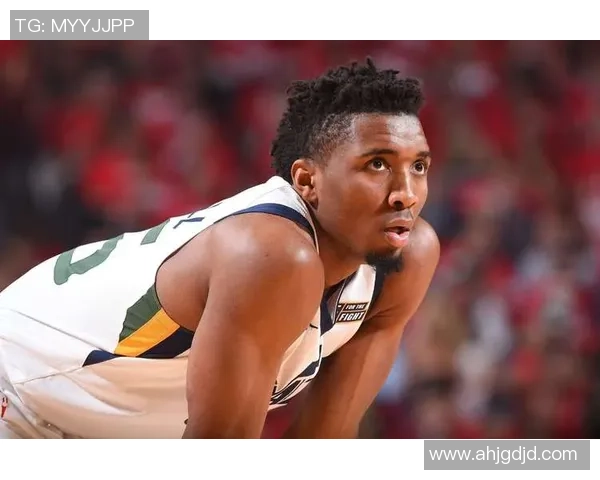 米切尔意外受伤被搀扶离场队内得分王身份岌岌可危