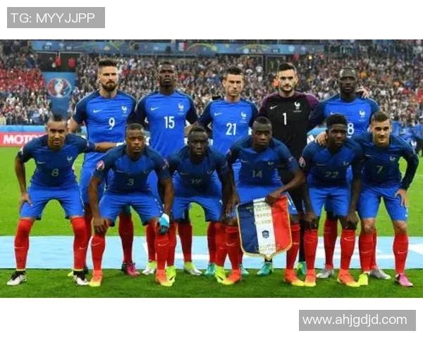 拜仁新款热身服色彩斑斓引发球迷热议纷纷吐槽设计失误 拜仁新款热身服色彩斑斓引发球迷热议纷纷吐槽设计失误