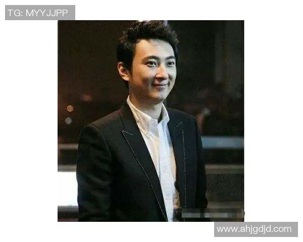 女主持调侃皮尔斯网友热议扑倒事件皮尔斯回应我们是搭档我有女友 女主持调侃皮尔斯网友热议扑倒事件皮尔斯回应我们是搭档我有女友