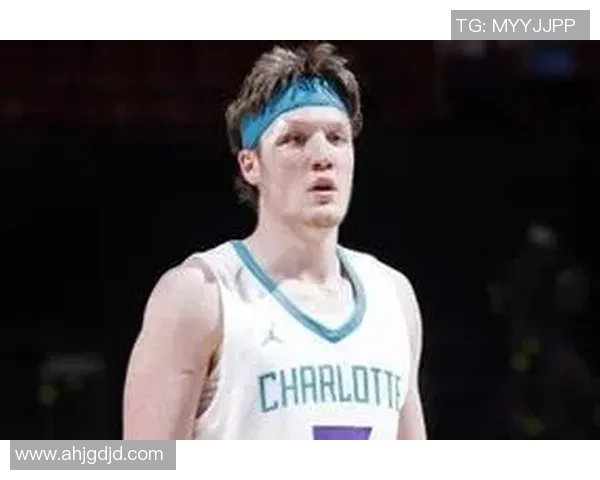 克尼佩尔高中展示母校球衣寄托希望期待他成为学生们的榜样