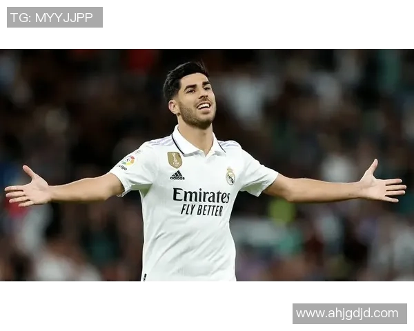 阿森西奥与女友重返伯纳乌现场观看NFL比赛引发热议 阿森西奥与女友重返伯纳乌现场观看NFL比赛引发热议