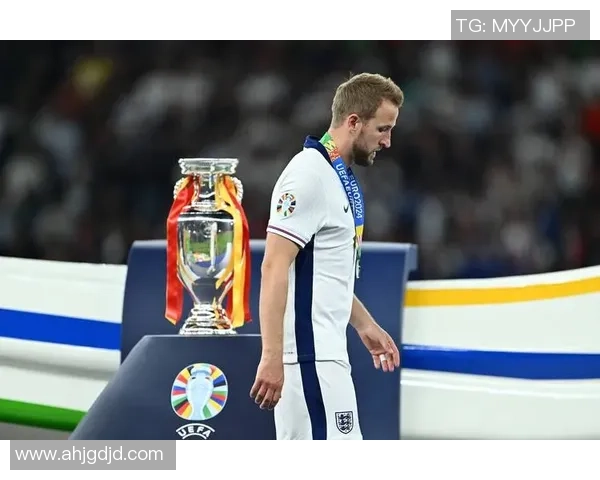 比利亚雷亚尔将在欧冠赛前隆重颁发金质奖章给罗德里 比利亚雷亚尔将在欧冠赛前隆重颁发金质奖章给罗德里